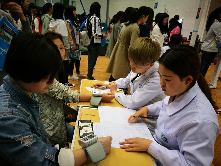 我院顺利完成四川护理职业学院2018届毕业生体检工作